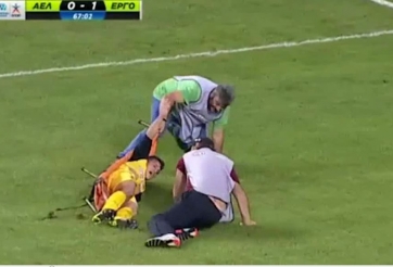 HI HỮU: Cầu thủ khốn khổ vì gặp nhân viên y tế tệ nhất thế giới