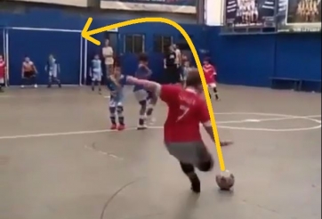 VIDEO: Cậu bé thừa cân tái hiện siêu phẩm đá phạt lắc lư của Ronaldo