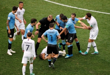 VIDEO: Giở trò câu giờ, cầu thủ nhận cái kết đắng