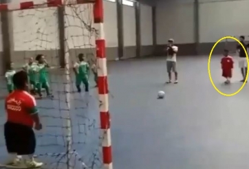 VIDEO: Cầu thủ cao chưa đầy 1m lập siêu phẩm penalty siêu đỉnh