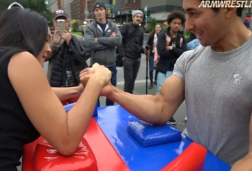 Cô gái xinh đẹp gây náo loạn khi liên tiếp vật tay thắng nhiều đàn ông