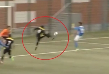 HÀI HƯỚC: Chạm bóng ngớ ngẩn, tiền đạo vẫn ghi bàn thắng 'rùa' để đời