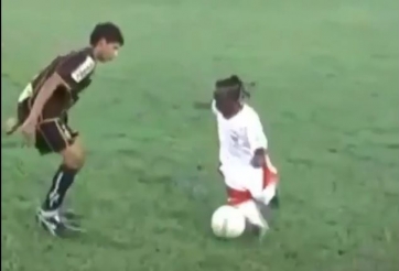 VIDEO: Siêu sao tí hon liên tiếp lừa bóng qua hàng loạt cầu thủ