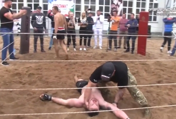 Bị đấm tơi tả, 'Tu sĩ điên' phản đòn knock-out lính thủy đánh bộ Nga