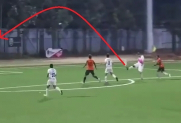 HI HỮU: Trung vệ ghi siêu phẩm má ngoài vào thẳng... gôn nhà