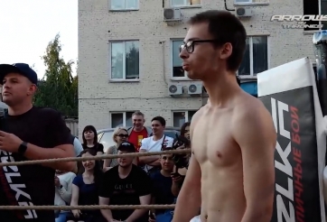 Thiếu niên mọt sách một mình đánh bại 2 chiến tướng MMA 