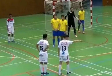 VIDEO: Bàn thắng đẹp mắt nhờ chiêu 'giương đông kích tây'