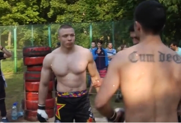 Thách đấu Gymer khổng lồ, thanh niên xăm trổ quỳ gối sau 20 giây