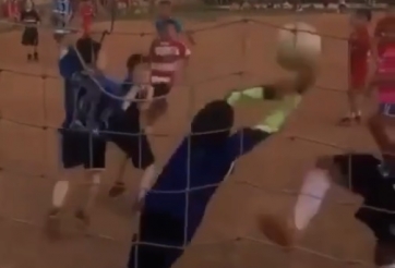 VIDEO: Cậu bé tật nguyền gây sốt với pha cản phá xuất thần như De Gea