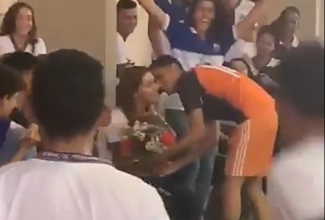 VIDEO: Ghi bàn đẹp mắt, tiền đạo tranh thủ tỏ tình crush và thành công