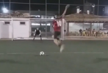 HÀI HƯỚC: Học đòi kiểu sút pen của Bruno Fernandes và cái kết sấp mặt