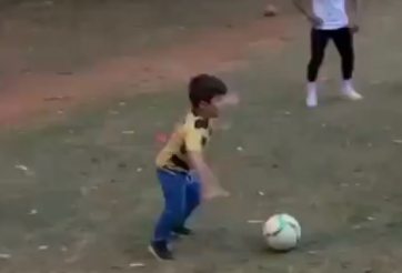 VIDEO: 'Tiểu Ronaldinho' gây sốt với tuyệt kỹ 'nhìn rau gắp thịt'