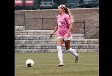 VIDEO: Mỹ nhân sân cỏ thể hiện kỹ thuật đi bóng cực đẹp mắt