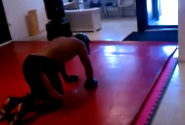 Ngựa non háu đá, môn đồ bị sư phụ 'cho nằm sàn' sau 5 giây