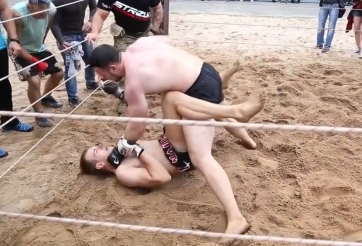 Bị đánh bầm dập, võ sĩ nghiệp dư phản đòn khiến lính đặc nhiệm bất tỉnh