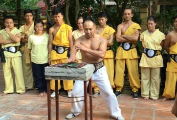 VIDEO: Võ sư Việt dùng Thiết Sa Chưởng đập nát 3 tấm bê tông đặc