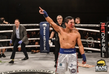 Bị trọng thương, võ sĩ gốc Việt vẫn thắng mãn nhãn 'Ác mộng Mỹ'