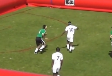 VIDEO: Bịt 2 mắt, cầu thủ vẫn lừa cả đội bạn rồi ghi bàn