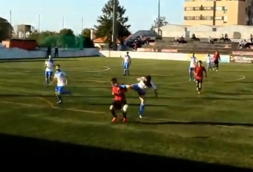 HÀI HƯỚC: Khi sân bóng biến thành nơi tỉ thí võ nghệ