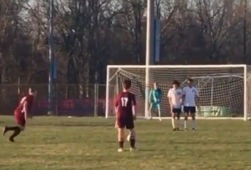 VIDEO: Pha dàn xếp đá phạt xứng đáng nhận giải 'thùng rác vàng' ngay lập tức