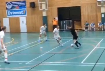 VIDEO: Solo qua cả đội bạn, sao futsal ghi bàn thắng cực kỳ khó tin