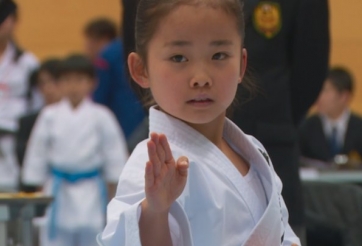 VIDEO: Kinh ngạc trước quyền cước của bé gái 7 tuổi đạt đai đen Karate