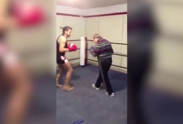 VIDEO: Cao thủ đội lốt ông già dạy cho võ sĩ chuyên nghiệp bài học nhớ đời