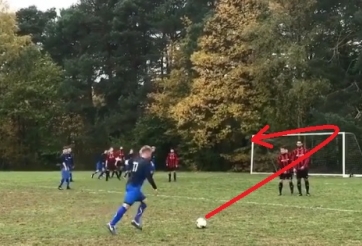 VIDEO: Ngả mũ trước siêu phẩm đá phạt từ cự ly không tưởng