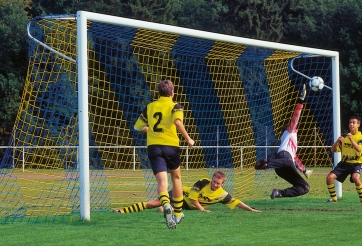 VIDEO: Sắp thủng lưới, cầu thủ nhanh trí... ném khung thành ra chỗ khác