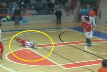 VIDEO: Giả vờ ngã, cầu thủ tạo pha phối hợp ghi bàn để đời