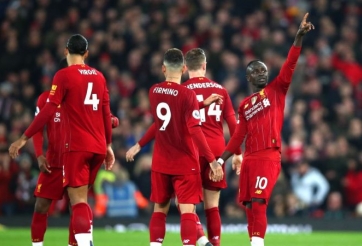 Liverpool xô đổ hàng loạt kỉ lục trong ngày đăng quang