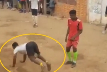 VIDEO: Đã tìm ra cầu thủ bóng đá gây ức chế nhất thế giới