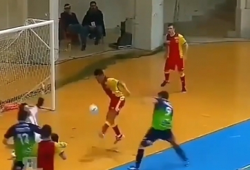 VIDEO: Dùng 3 cú chạm bóng, cầu thủ lừa cả đội bạn để lập siêu phẩm