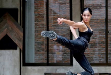 VIDEO: Đại mỹ nữ tay không đóng đinh sắt, chân trần đá cong thép 