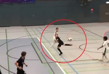 VIDEO: Xuất hiện truyền nhân của Berbatov trên sân bóng nhi đồng