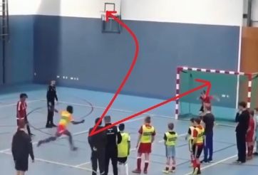 VIDEO: Cầu thủ đầu tiên ghi điểm bóng đá lẫn bóng rổ bằng 1 cú sút