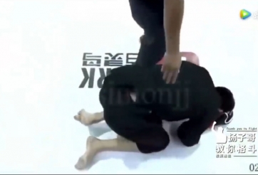 VIDEO: Dính đòn chí mạng, cao thủ Vịnh Xuân thua thảm võ truyền thống Nga