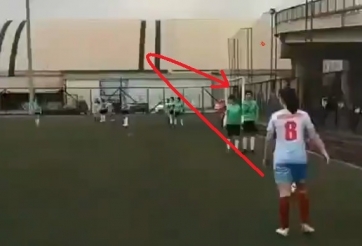 VIDEO: Nữ cầu thủ lập siêu phẩm đá phạt từ góc chết không tưởng