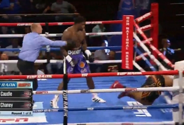 VIDEO: Tung 1 đấm, võ sĩ Mỹ khiến đối thủ 120 kg bay khỏi sàn đấu