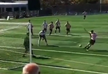 HI HỮU: Cầu thủ 'dạy' cho đối phương cách ghi bàn bằng... pha đốt lưới nhà