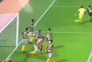 HI HỮU: Khung thành ma ám và pha cản phá bằng... mông