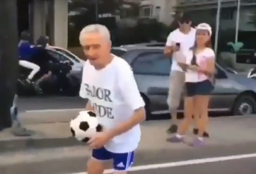 VIDEO: Cụ ông 90 tuổi tâng bóng điệu nghệ khiến thanh niên hổ thẹn