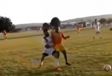 VIDEO: 'Bay màu' vì thách thức nhầm cầu thủ khỏe nhất trên sân