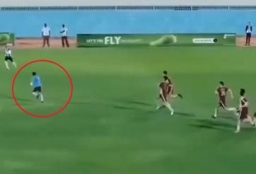 VIDEO: Bị cả đội nhà đuổi đánh vì pha bóng thích thể hiện