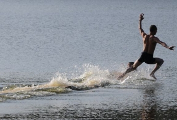 VIDEO: Cầu thủ gây choáng với pha làm bàn kiểu 'Lăng ba vi bộ'