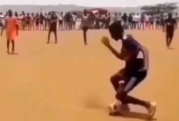 VIDEO: Pha 'múa' skill xứng đáng bị ăn đòn của cầu thủ châu Phi