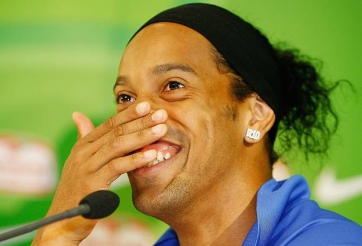 VIDEO: 'Múa rìu trước mắt thợ' với Ronaldinho và cái kết không thể tránh