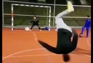 VIDEO: Ngả mũ trước bàn thắng penalty 'ngầu nhất quả đất'