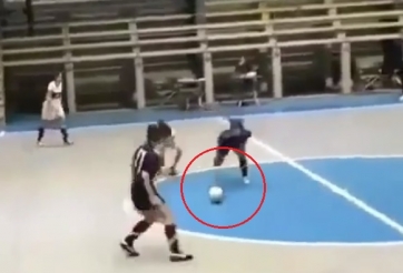 VIDEO: Trái bóng 'ma ám' khiến cầu thủ 2 đội ngã dúi dụi