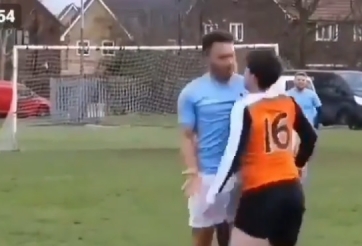 VIDEO: Đỏ mặt với cách hòa giải xích mích cực lạ trên sân bóng